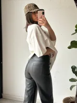 Pantalón de ecocuero negro de corte recto.