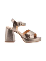 Sandalias de cuero color canela con plataforma y tacón ancho. Tiras cruzadas en el empeine y pulsera ajustable con hebilla en el tobillo.