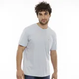 Remera Wrangler celeste de corte clásico, manga corta y cuello redondo. Tiene un bolsillo en el pecho con el logo de la marca.