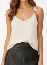 Top sin mangas color beige claro, con escote en V y breteles finos ajustables. La tela presenta una textura plisada o arrugada verticalmente.