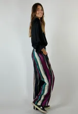 Pantalón de viscosa con estampado a rayas verticales en tonos lila, blanco y negro, de corte palazzo y cintura alta.