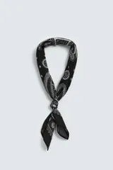 Pañuelo bandana azul con estampado paisley en blanco, confeccionado en algodón.
