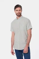 Camisa celeste de lino y algodón, de manga corta, con cuello abotonado y bolsillo en el pecho.