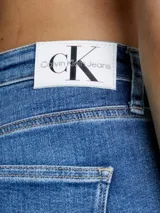 Jeans skinny de tiro alto color azul medio vintage, confeccionados en denim de algodón elástico con fibras recicladas.