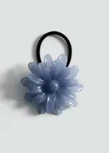 Coletero con elástico negro y aplique de flor azul de resina.