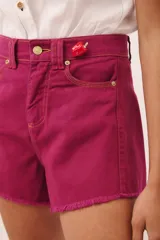 Short de jean de tiro alto, color negro lavado, con corte ancho y dobladillo deshilachado.