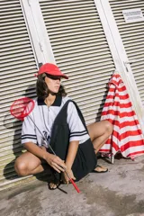 Bolso deportivo tipo duffel bag de nylon color negro, con asas de mano y correa ajustable para hombro. Diseño simple y funcional.