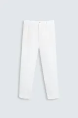 Pantalón blanco de lino, corte recto, con cintura elástica, bolsillos laterales y traseros. Cierre frontal con cremallera y botón.