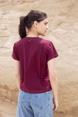 Remera color borgoña de algodón con corte clásico, cuello redondo y mangas cortas.