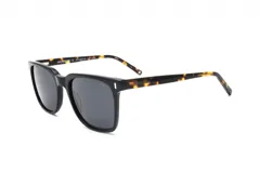 Lentes de sol con montura frontal negra de formato cuadrado y patillas con diseño de carey. Poseen cristales oscuros y el logo de la marca Prototype grabado en el interior.