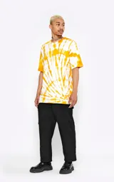 Remera oversize blanca con diseño batik en color naranja.