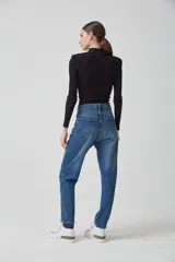 Jeans boyfriend de tiro alto, color azul denim con lavado stone wash y detalles localizados.