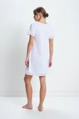 Camisón blanco de algodón con escote en V y mangas cortas, con detalle de puntilla calada en el escote, mangas y ruedo.