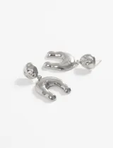 Par de aros colgantes dorados con diseño curvo.