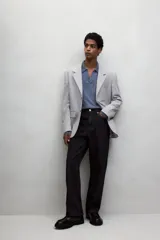 Pantalón de jean negro de tiro alto, corte relajado y pierna ancha.
