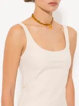 Top blanco de tela tramada con escote redondeado profundo en delantero y espalda, sin mangas y de largo a la primera cadera, de diseño ajustado.