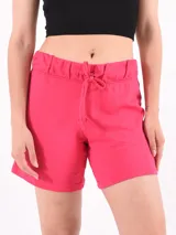Short fucsia de algodón con cintura elástica ajustable con cordón.