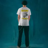 Remera blanca de corte clásico con estampa en la espalda de dos osos en moto con la frase "Barrio y Familia".