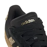 Championes Adidas Grand Court Alpha 00s, color negro con detalles animal print en las tres tiras laterales y suela marrón.