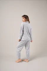Pijama abotonado de algodón con estampado floral en tonos celeste y verde, de manga larga.