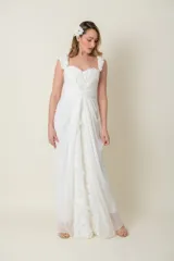 Vestido largo en gasa de seda natural color blanco, con drapeado y detalles de flores en los breteles.
