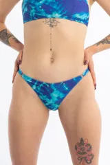 Bombacha de bikini vedetina con estampado abstracto en tonos azules.