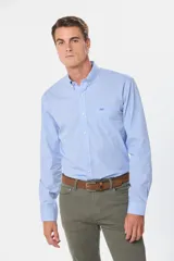 Camisa celeste a cuadros con cuello abotonado, manga larga, bolsillo en el pecho y logo bordado.