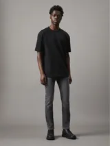 Remera negra de algodón regenerado con cuello redondo, corte regular, mangas cortas y logo CK bordado en el pecho.