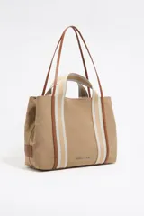 Bolso shopper horizontal marca Bimba y Lola, color beige, con doble asa de mano con detalles en cuero marrón, cierre con botón a presión y bolsillo interior con cremallera.