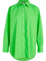 Camisa verde de popelín de algodón orgánico, corte oversize con hombros caídos, cuello inglés, bolsillo de parche en el pecho y logo bordado en la manga.