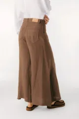 Pantalón marrón de lino, corte palazzo y tiro alto.