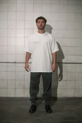 Remera blanca de algodón con cuello redondo y estampado pequeño en el pecho.