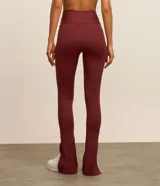 Pantalón deportivo tipo legging confeccionado en microfibra color bordó, con corte ajustado hasta la pantorrilla y terminación acampanada con abertura lateral.