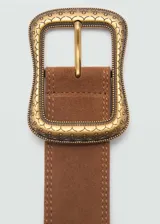 Cinturón marrón de cuero con hebilla metálica rectangular con diseño labrado.