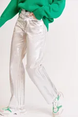 Pantalón de jean de corte wide leg color beige metalizado.
