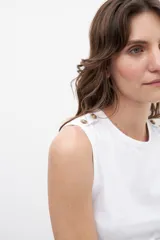 Musculosa verde oliva sin mangas, con botones en los hombros, ideal para el uso diario.