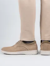 Zapato acordonado de cuero azul marino con suela blanca de goma.