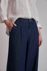 Pantalón de jean azul oscuro, de corte ancho y tiro alto.