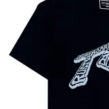 Remera negra de manga corta con estampado frontal de la marca Rusty con la palabra Uruguay.