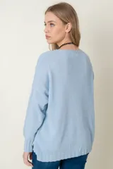 Sweater celeste de lana y viscosa, de corte holgado, con cuello redondo y bolsillos frontales.