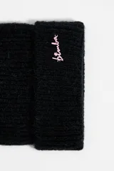 Gorro de lana tejido color naranja con dobladillo y logo de la marca bordado en el frente.