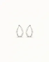 Aros colgantes plateados con forma irregular de vela, de la marca española Uno de 50.