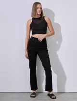Pantalón de jean color ladrillo, corte recto, tiro alto, con bolsillos delanteros y traseros.