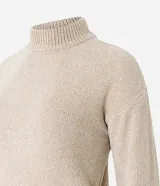 Buzo suéter de chenille color blanco, con cuello alto y rib en puños, cuello y bajo.