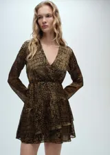 Vestido corto marrón con estampado de piel de cocodrilo en negro, escote en V, mangas largas acampanadas, cintura entallada y falda con volantes.