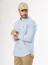 Camisa celeste a rayas verticales blancas, de corte slim fit y manga larga.