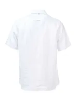 Camisa de manga corta color verde agua, confeccionada en lino orgánico. Tiene cuello italiano, calce regular y cierre con botones.