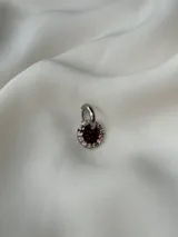 Aro pequeño plateado con forma circular, con strass incrustados. Se vende por unidad.