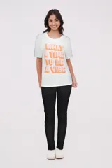 Remera holgada con estampado de texto en color claro sobre fondo azul.