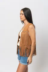 Chaleco negro de gamuza sintética con flecos y tachas plateadas.